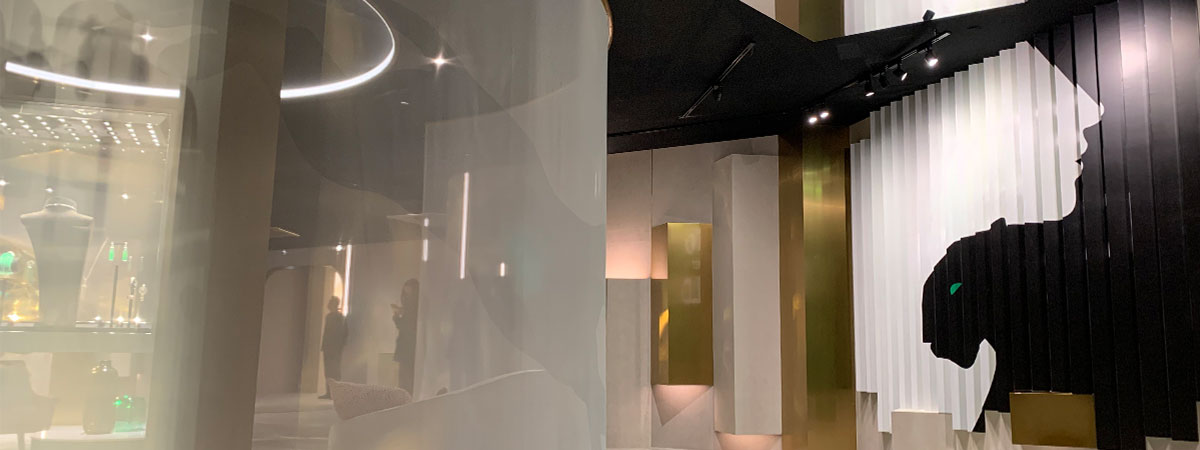 Golden mirror expo display for Maison Cartier | ShowTex