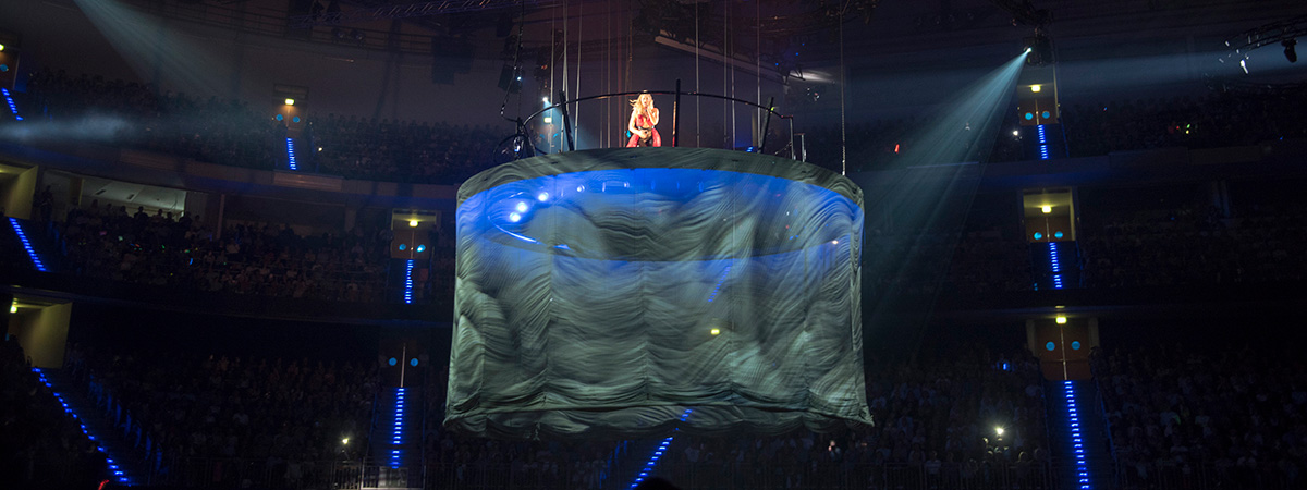 Helene Fischer: A floating tube-shaped GobelinTulle projection surface
