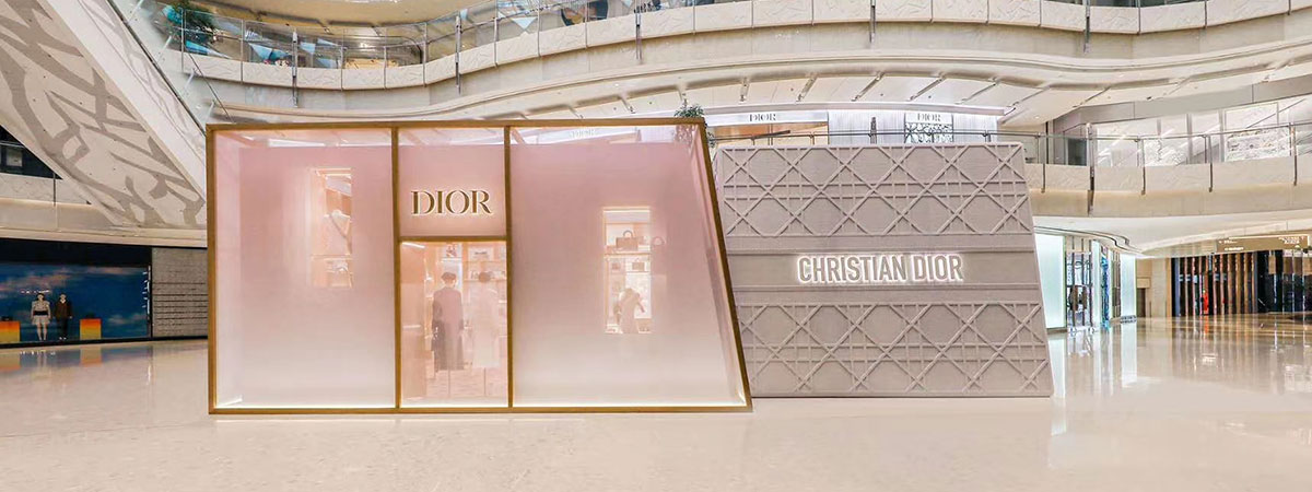 Pop-up Store Lady Dior – Cloisons en tissu transparent